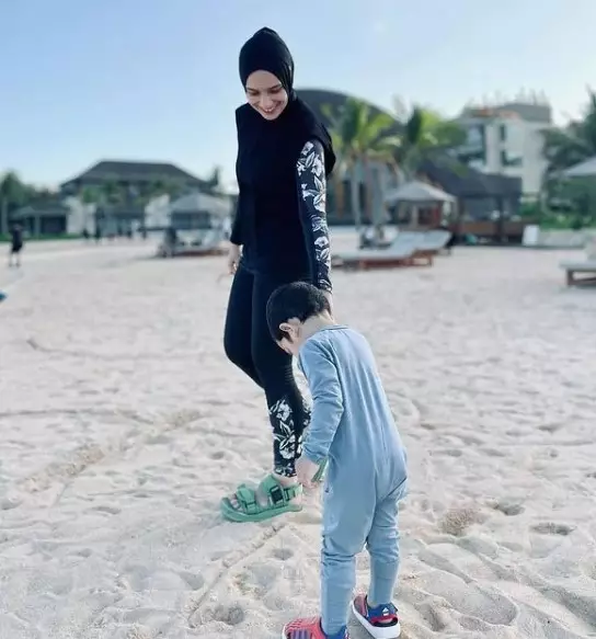 Momen liburan Arya Saloka di Bali dan keluarga © Instagram/@putriannesaloka Momen liburan Arya Saloka di Bali dan keluarga © Instagram/@putriannesaloka