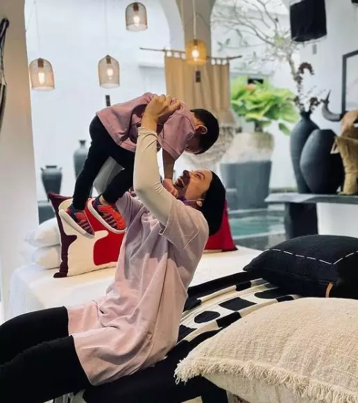 Momen liburan Arya Saloka di Bali dan keluarga © Instagram/@putriannesaloka Momen liburan Arya Saloka di Bali dan keluarga © Instagram/@putriannesaloka