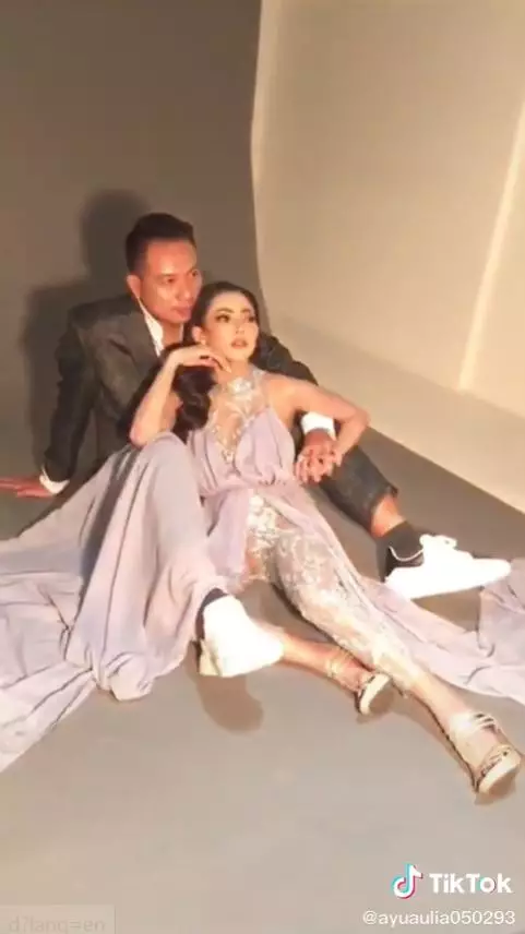 pemotretan Ayu Aulia dan Vicky © TikTok pemotretan Ayu Aulia dan Vicky © TikTok