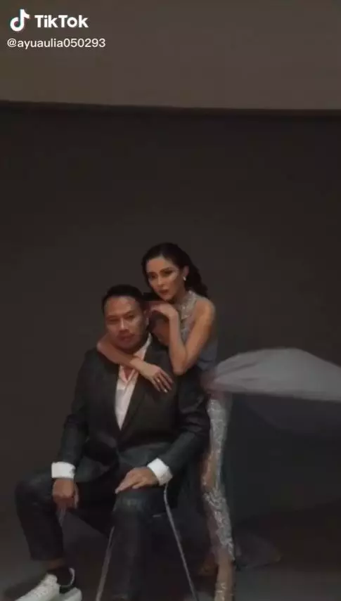 pemotretan Ayu Aulia dan Vicky © TikTok pemotretan Ayu Aulia dan Vicky © TikTok
