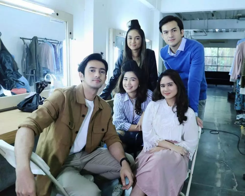 Potret pemain Cinta Fitri The Series di balik layar dari berbagai sumber Potret pemain Cinta Fitri The Series di balik layar dari berbagai sumber