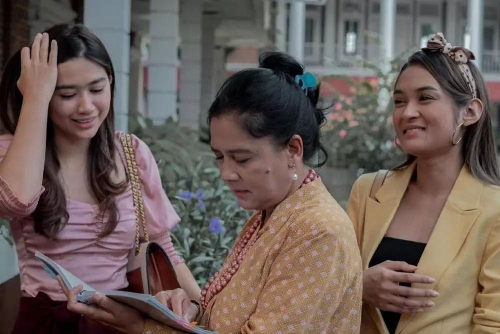 Potret pemain Cinta Fitri The Series di balik layar dari berbagai sumber Potret pemain Cinta Fitri The Series di balik layar dari berbagai sumber