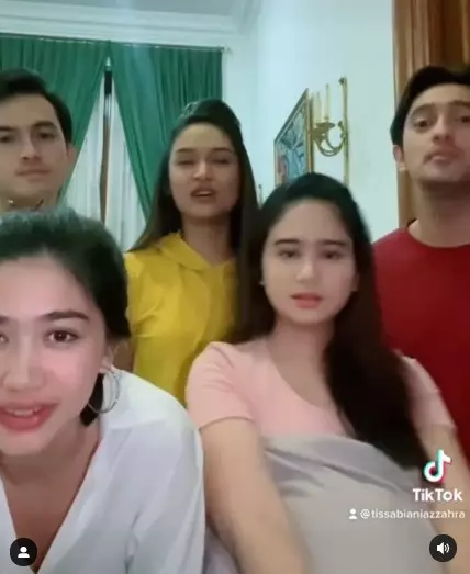 Potret pemain Cinta Fitri The Series di balik layar dari berbagai sumber Potret pemain Cinta Fitri The Series di balik layar dari berbagai sumber