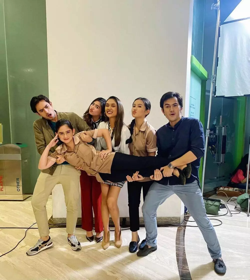 Potret pemain Cinta Fitri The Series di balik layar dari berbagai sumber Potret pemain Cinta Fitri The Series di balik layar dari berbagai sumber