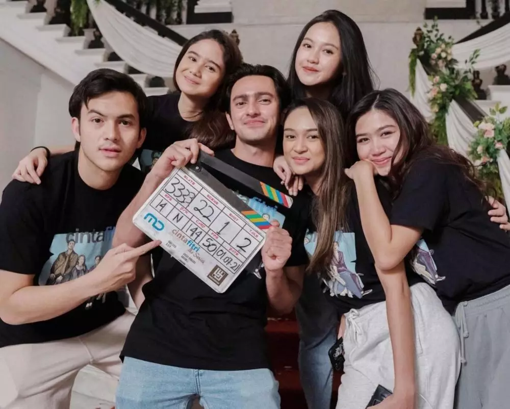 Potret pemain Cinta Fitri The Series di balik layar dari berbagai sumber Potret pemain Cinta Fitri The Series di balik layar dari berbagai sumber