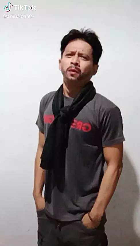 Aris mirip Ariel dan Shah Rukh Khan © TikTok