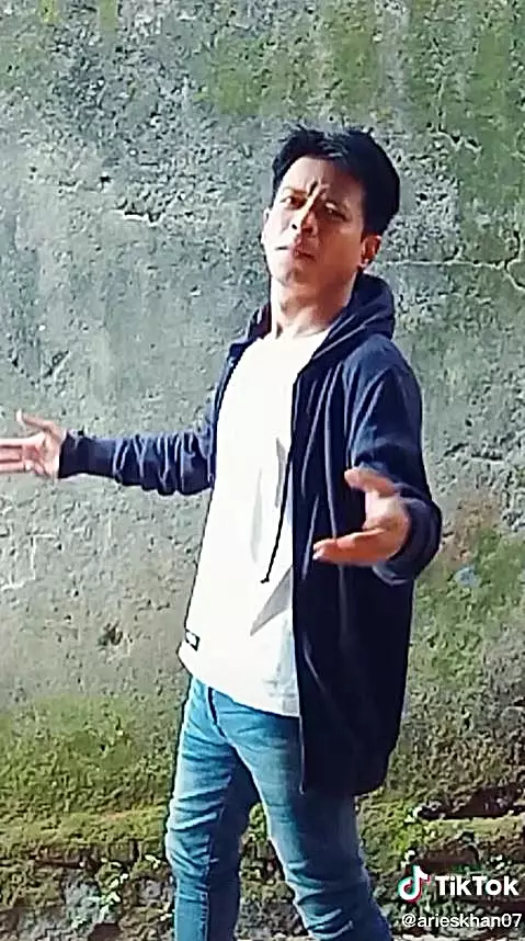 Aris mirip Ariel dan Shah Rukh Khan © TikTok