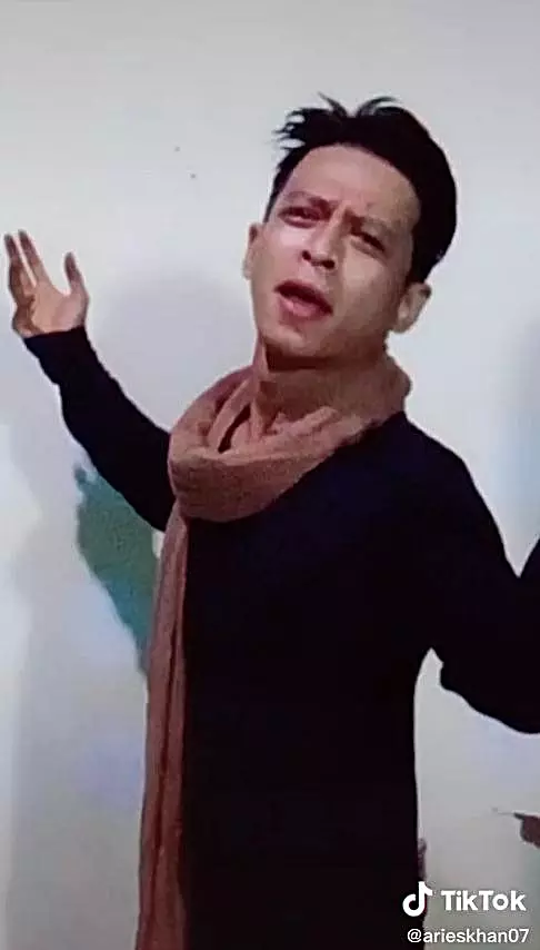 Aris mirip Ariel dan Shah Rukh Khan © TikTok