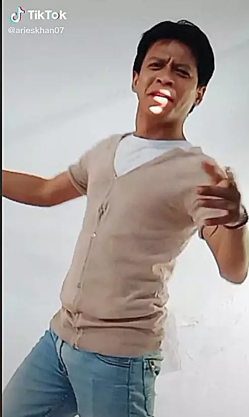 Aris mirip Ariel dan Shah Rukh Khan © TikTok