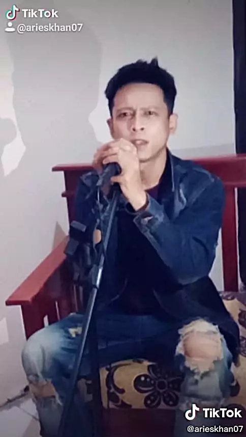 Aris mirip Ariel dan Shah Rukh Khan © TikTok