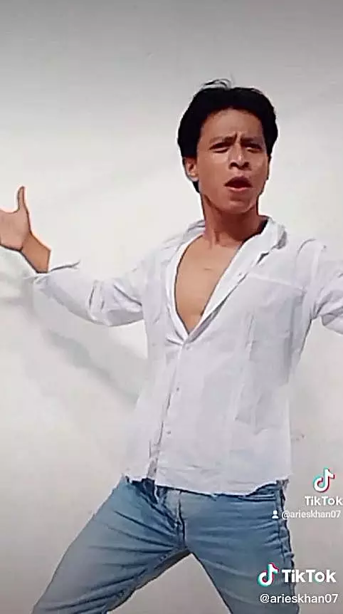 Aris mirip Ariel dan Shah Rukh Khan © TikTok