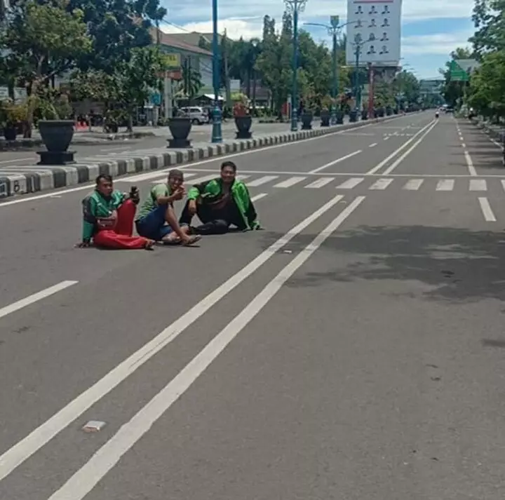 driver ojol nunggu orderan © 2021 berbagai sumber