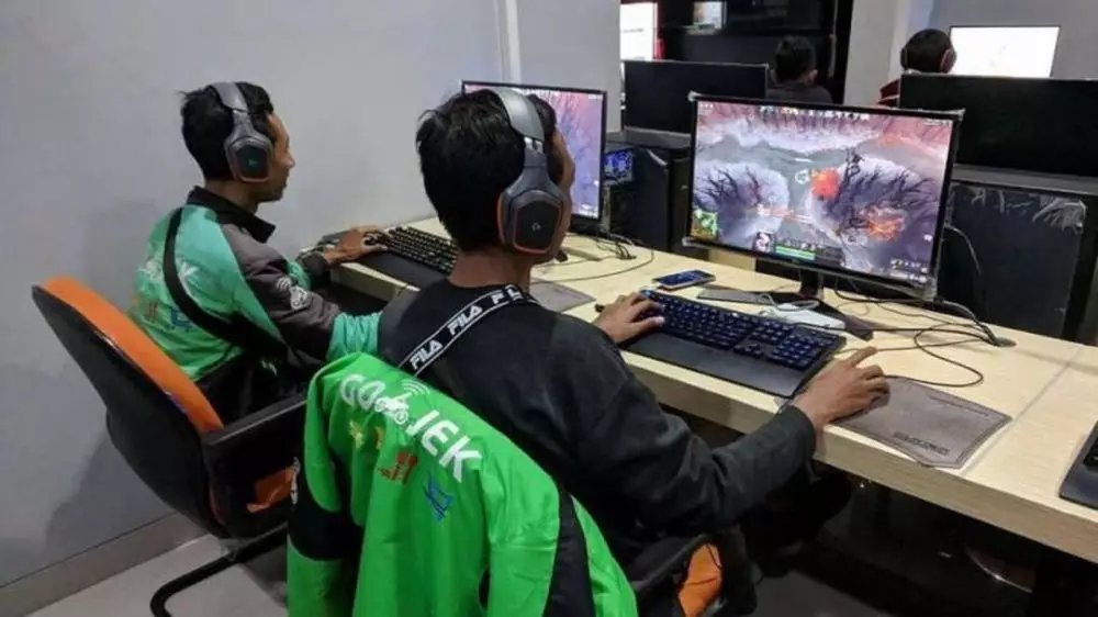 driver ojol nunggu orderan © 2021 berbagai sumber