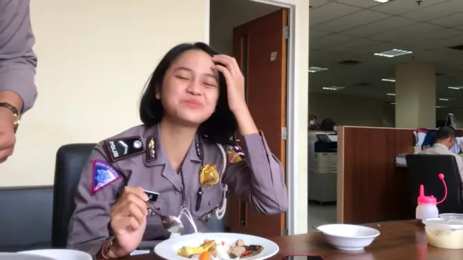 Potret polwan mirip Lesty Kejora © YouTube/Diary Venus & Xpica