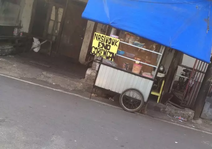 tulisan di spanduk tempat usaha serem © 2021 twitter.com