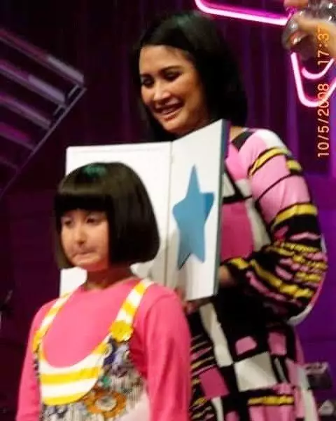 Gaya diva pop Indonesia saat momong anak © 2021 brilio.net Gaya diva pop Indonesia saat momong anak © 2021 brilio.net