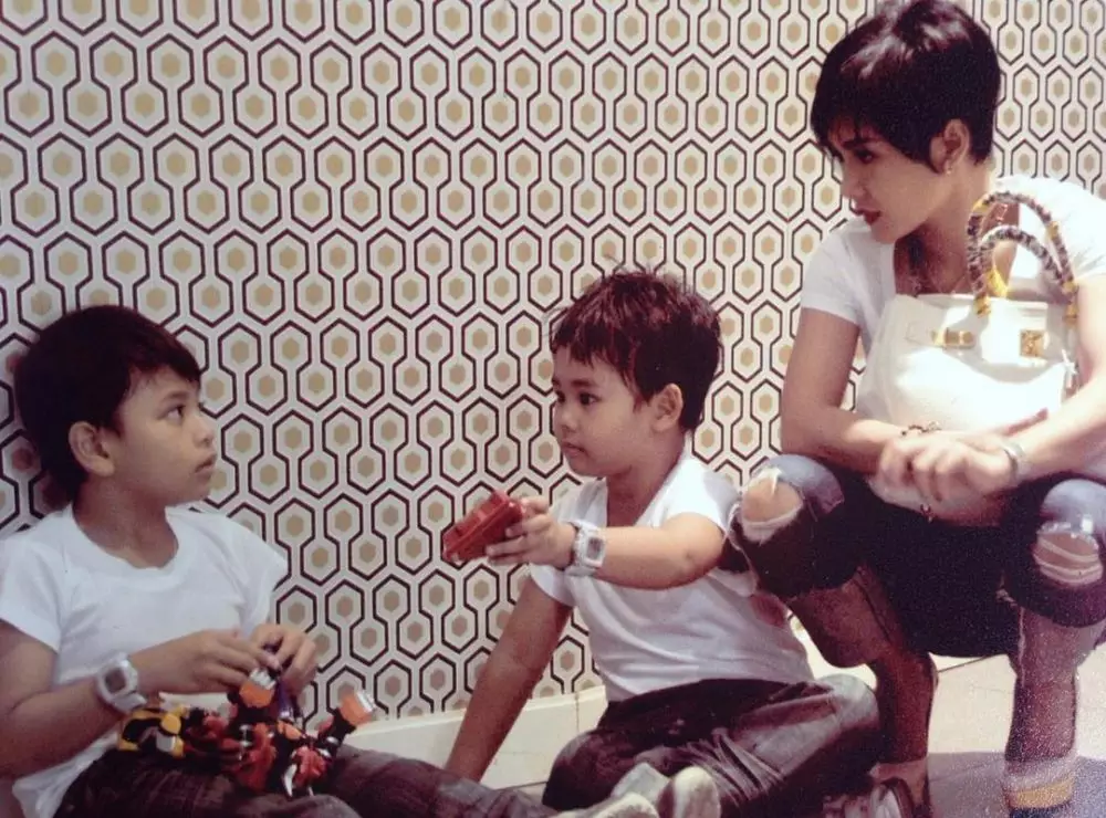 Beda gaya diva pop Indonesia saat momong anak © 2021 brilio.net Beda gaya diva pop Indonesia saat momong anak © 2021 brilio.net