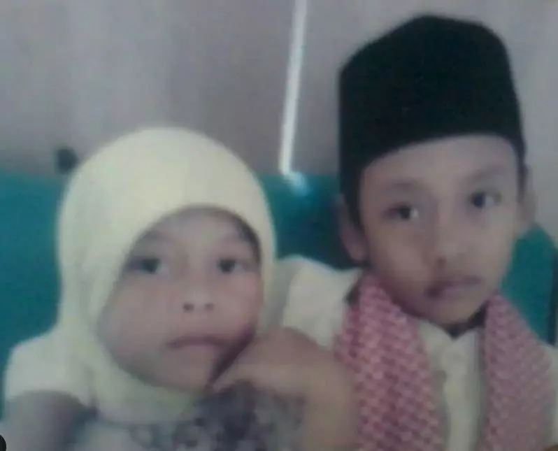 Lesty dan Beni kecil hingga kini © Instagram