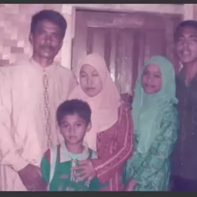 Lesty dan Beni kecil hingga kini © Instagram