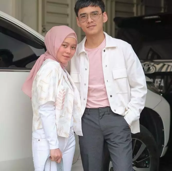 Lesty dan Beni kecil hingga kini © Instagram