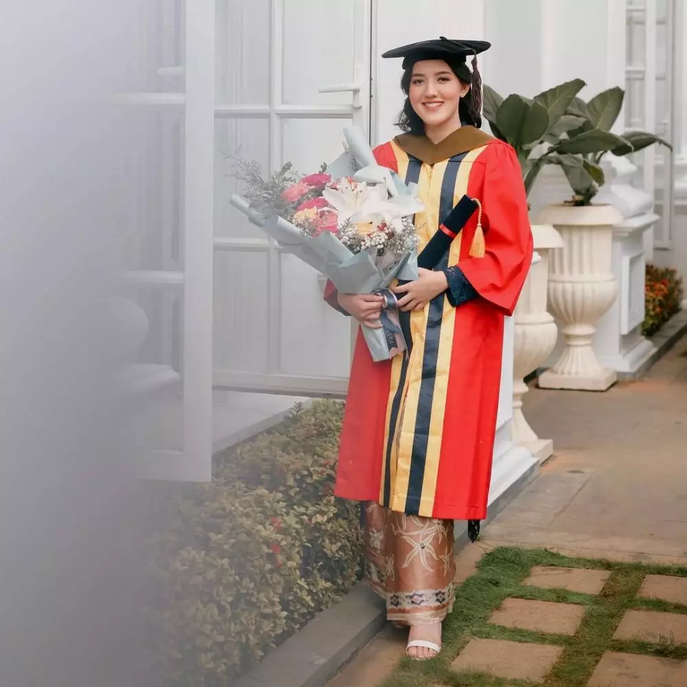 gaya seleb rayakan wisuda online © instagram