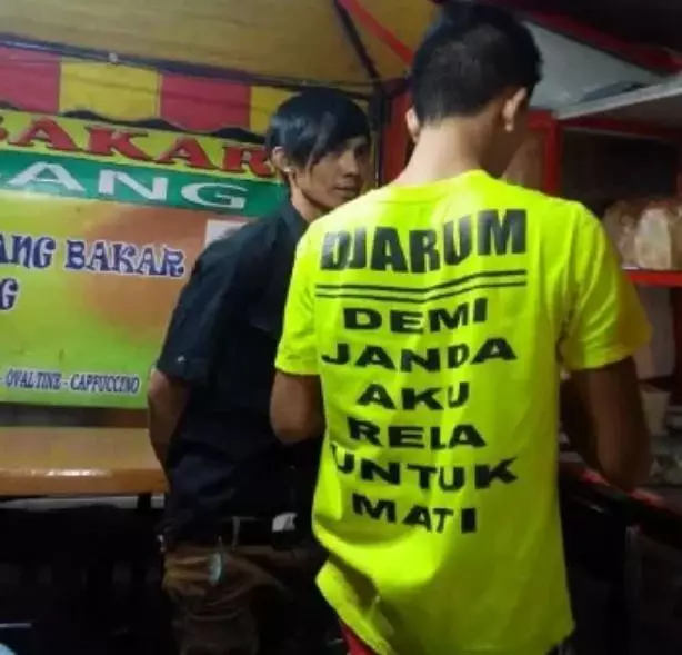 tulisan lucu di baju pedagang © 2021 instagram.com tulisan lucu di baju pedagang © 2021 instagram.com