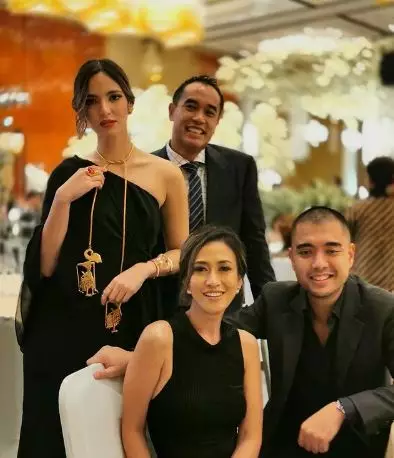 Nia Ramadhani dan Ardi Bakrie saat kondangan © Instagram/@ramadhaniabakrie
