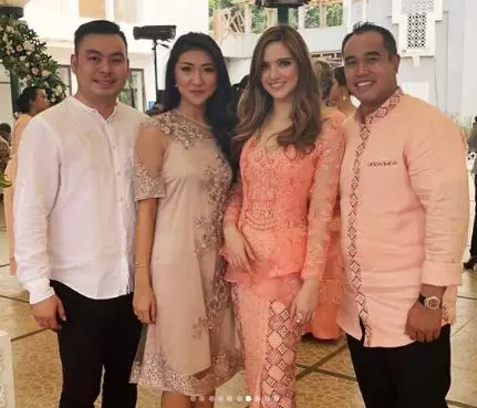 Nia Ramadhani dan Ardi Bakrie saat kondangan © Instagram/@ramadhaniabakrie