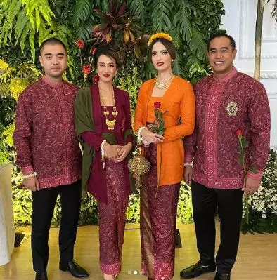 Nia Ramadhani dan Ardi Bakrie saat kondangan © Instagram/@ramadhaniabakrie