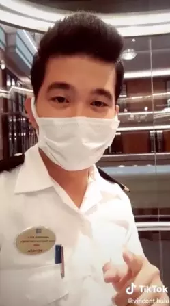 Tukang potong rambut di kapal pesiar © TikTok/@vincent.hulu Tukang potong rambut di kapal pesiar © TikTok/@vincent.hulu