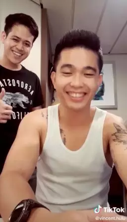 Tukang potong rambut di kapal pesiar © TikTok/@vincent.hulu Tukang potong rambut di kapal pesiar © TikTok/@vincent.hulu