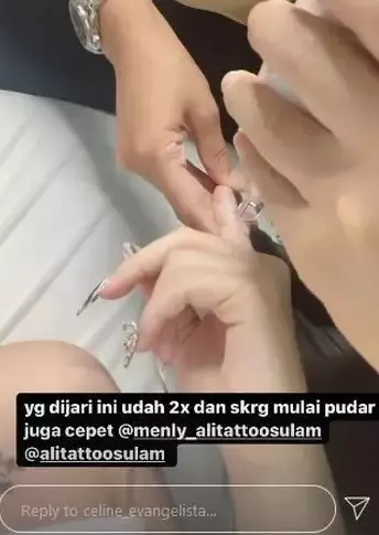 Momen Celine Evangelista hapus semua tato © Instagram/@celine_evangelista