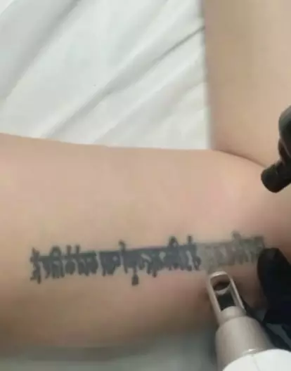 Momen Celine Evangelista hapus semua tato © Instagram/@celine_evangelista