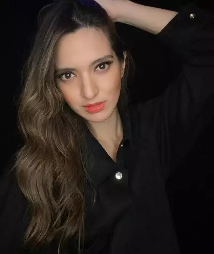 Profesi yang pernah dilakoni Nia Ramdhani © berbagai sumber Profesi yang pernah dilakoni Nia Ramdhani © berbagai sumber