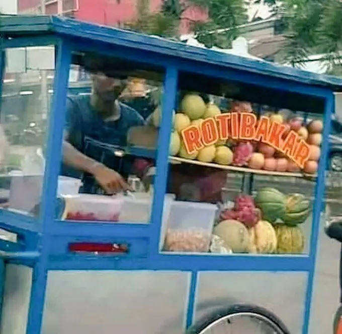 momen jualan nggak sesuai spanduk © 2021 twitter.com