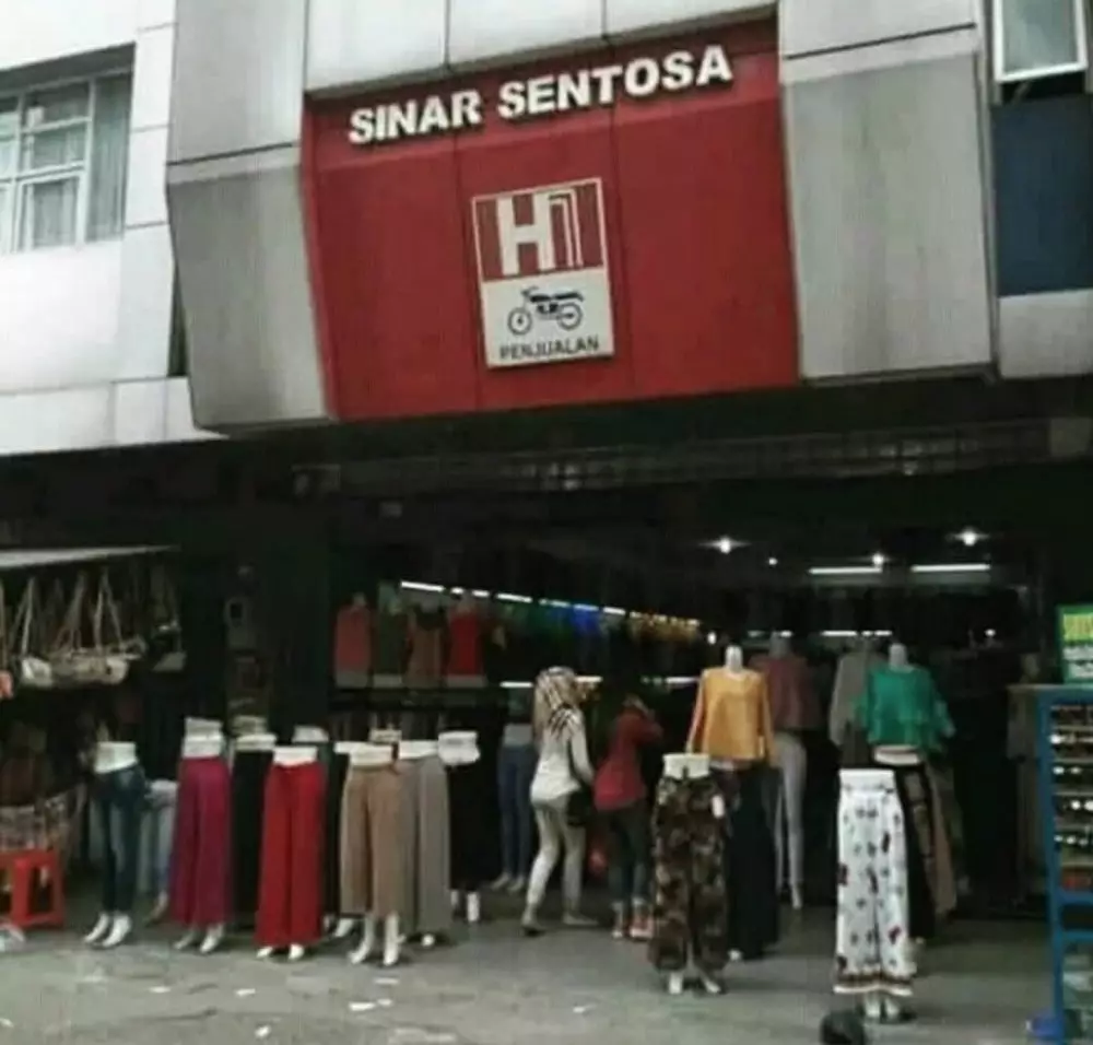 momen jualan nggak sesuai spanduk © 2021 twitter.com