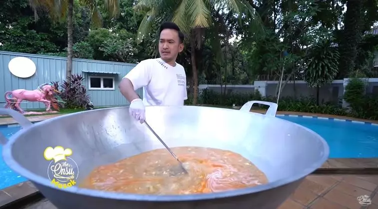 Ruben Sarwendah masak besar © YouTube