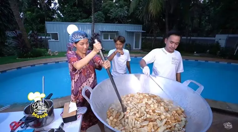 Ruben Sarwendah masak besar © YouTube