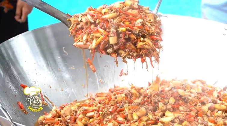 Ruben Sarwendah masak besar © YouTube