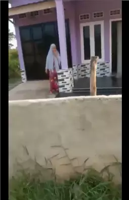 Viral kisah ibu tua jalan rumahnya ditutup tembok © Instagram/@infokomando