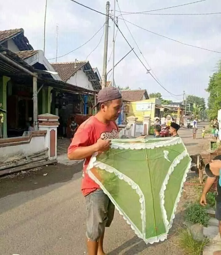 bentuk nyeleneh layang-layang © 2021 berbagai sumber