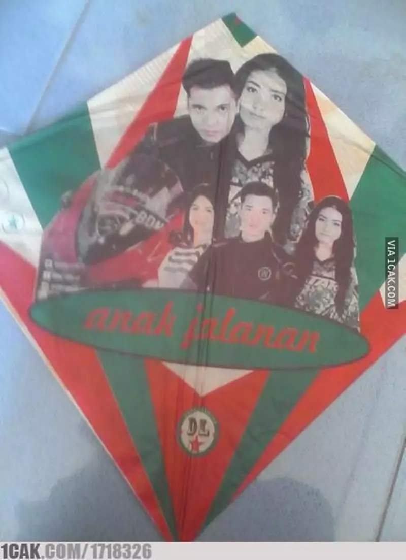 bentuk nyeleneh layang-layang © 2021 berbagai sumber