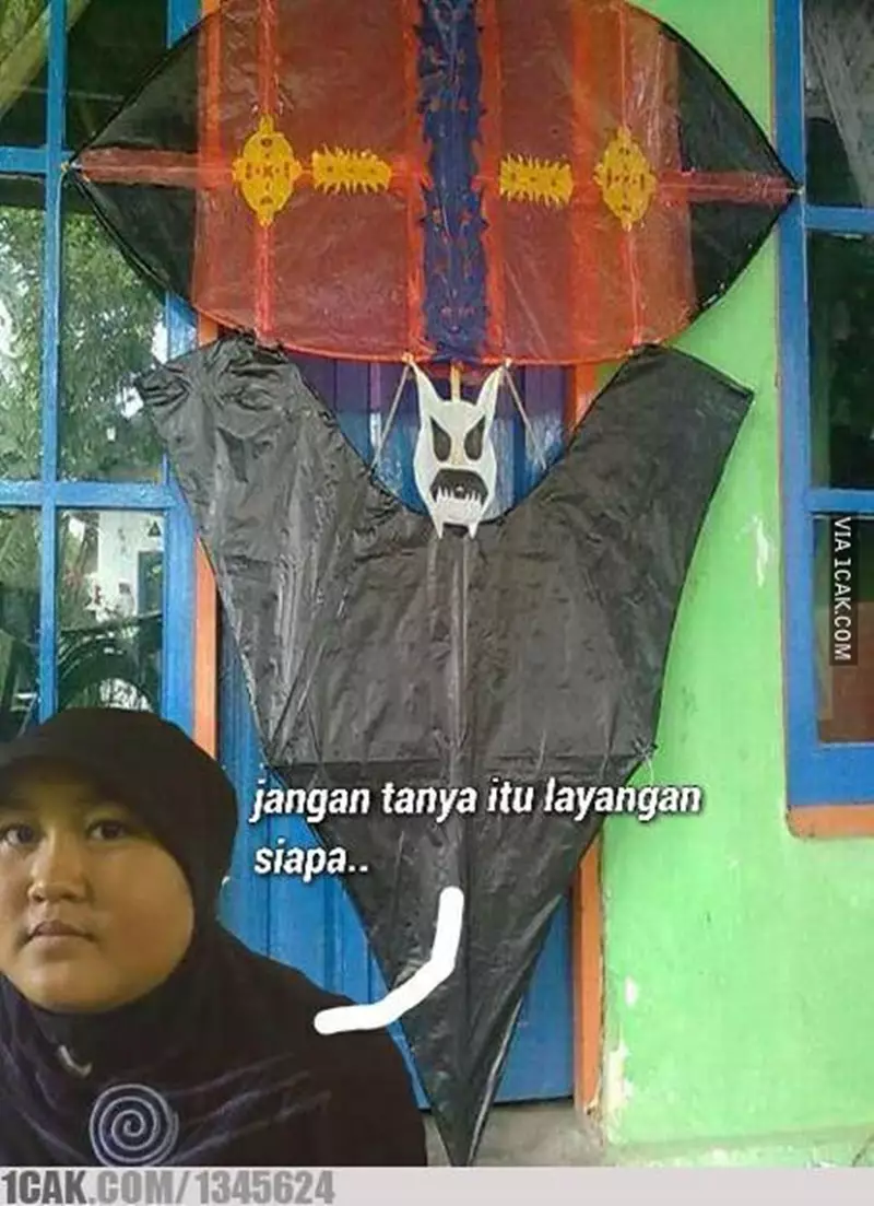 bentuk nyeleneh layang-layang © 2021 berbagai sumber