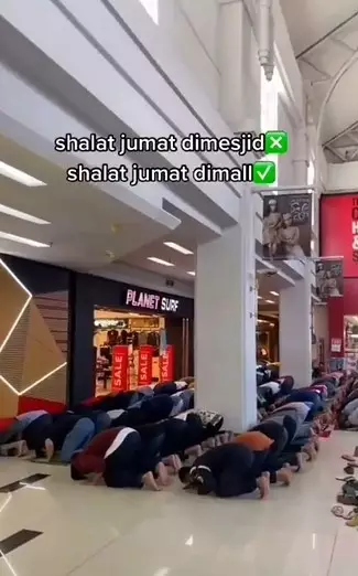 Sebuah mal di Makasar disulap jadi tempat salat Jumat © Instagram/@makassar_iinfo
