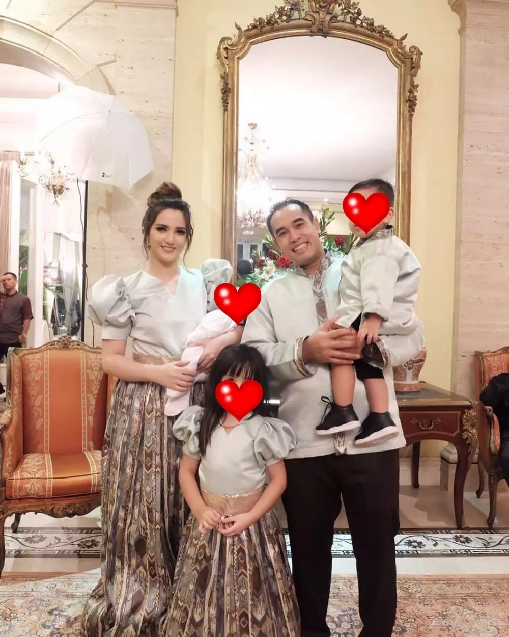 potret Nia Ramadhani dan Ardi Bakrie pakai baju senada © 2021 brilio.net Instagram potret Nia Ramadhani dan Ardi Bakrie pakai baju senada © 2021 brilio.net Instagram