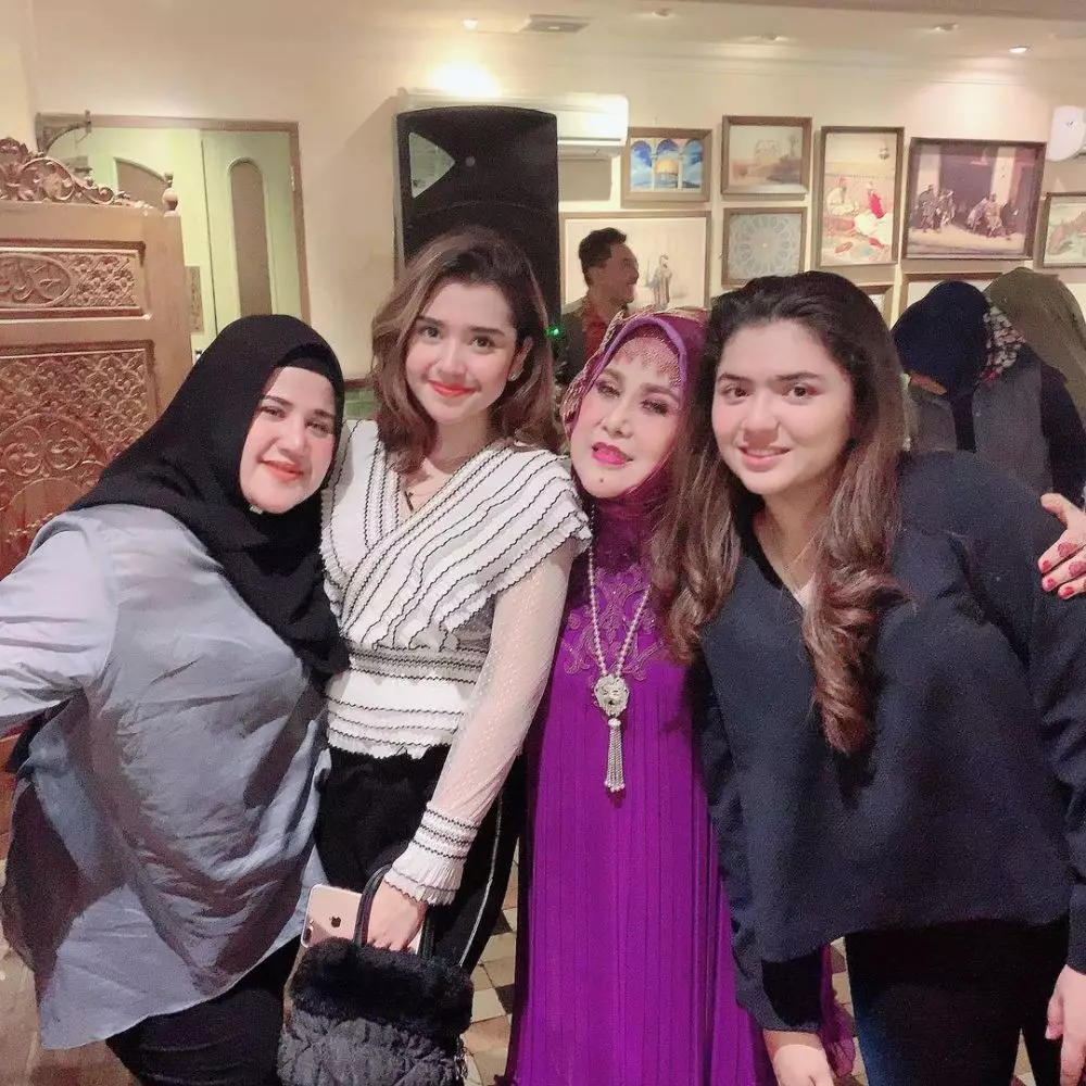 syelfa cucu elvy sukaesih © 2021 Instagram syelfa cucu elvy sukaesih © 2021 Instagram
