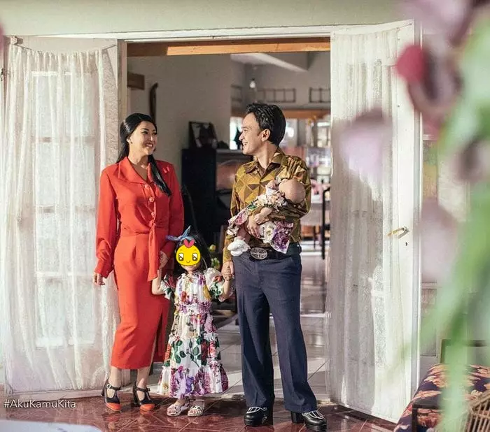 Pemotretan keluarga seleb tema jadul © 2021 brilio.net Pemotretan keluarga seleb tema jadul © 2021 brilio.net