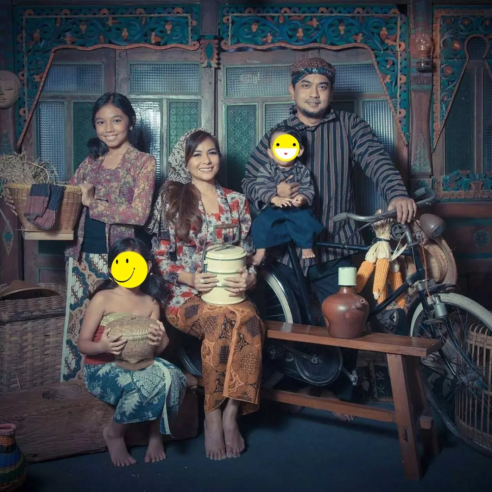 Pemotretan keluarga seleb tema jadul © 2021 brilio.net Pemotretan keluarga seleb tema jadul © 2021 brilio.net