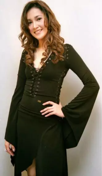 Gaya busana ikonik Maia Estianty © 2021 brilio.net