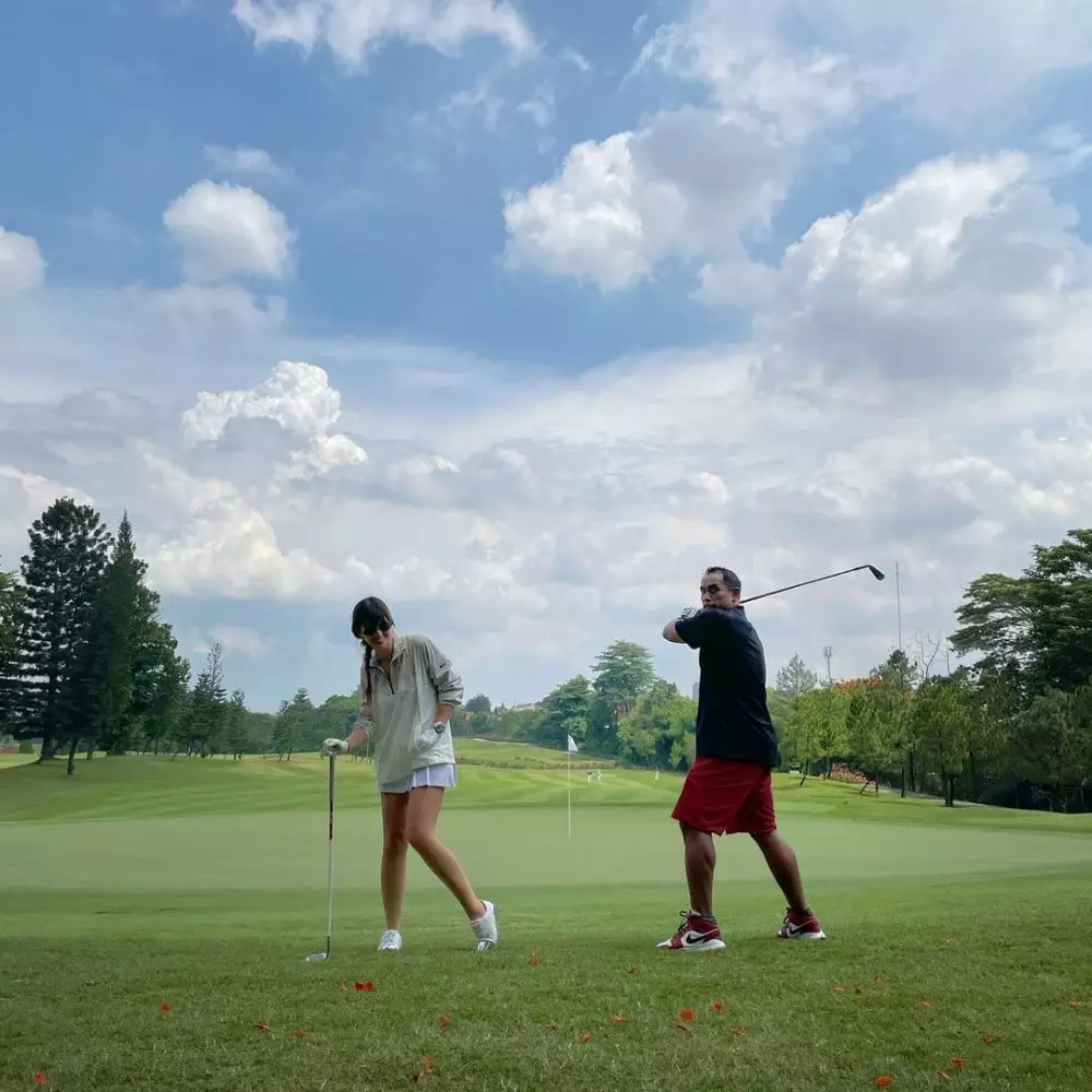 Nia Ramadhani dan Ardi Bakrie olahraga bareng © 2021 brilio.net Nia Ramadhani dan Ardi Bakrie olahraga bareng © 2021 brilio.net